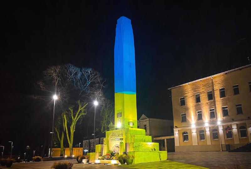ukrainian colours on the new monument