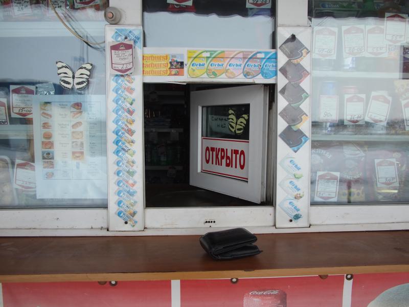 открыто means open. but when you close the window, is it still open?
The answer is yes, they close it all the time, so knock-knock if you
want a sandwich