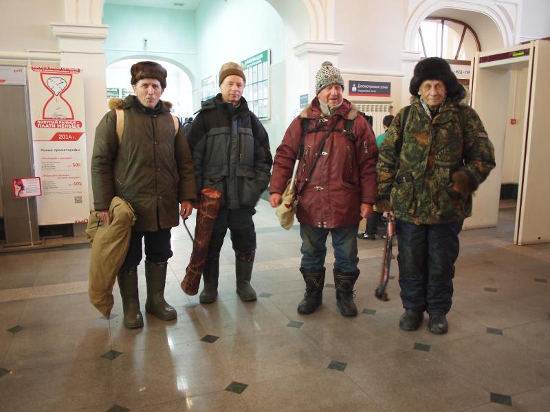 fishermen on the way to vladivostik. at sea just off the coast they
drill a hole in the ice and go fishing. the long bags they carry have
the ice drills. and some wodka, i guess
