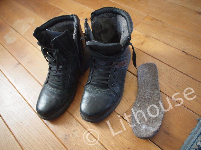 shoes bought in vladivostok, with extra insulation inlays. but it
was not enough. Next time I must add neoprene covers, or buy
something with real fur