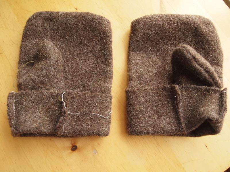 gloves I got from the family in kiinsk, made from some kind of
wilt. very simple and very effective. i wore them all the time